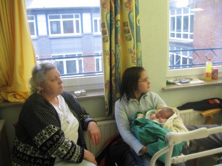 voici ma grand mere marie therese , ma grand soeur madison et oui  il manque le grand pere . 