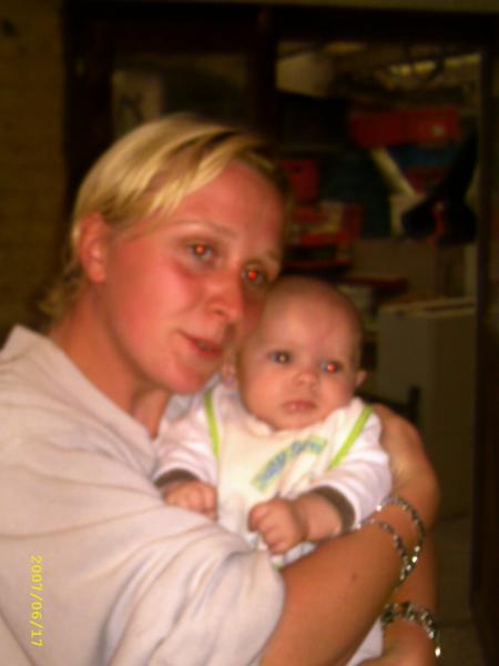 voici la femme du frere de tonton yvan 