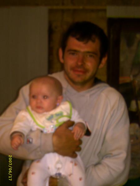 voici le frere de tonton yvan avec moi dans sais bras bisou 