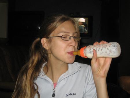 voici ma copine madison avec mon biberon